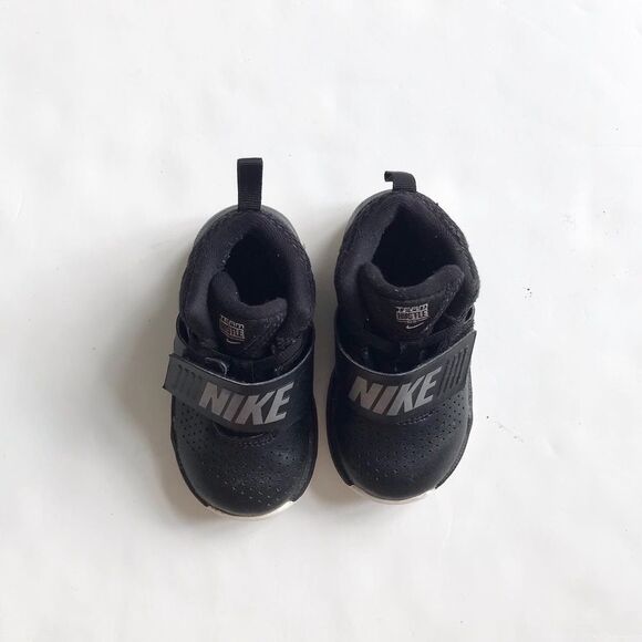 Nike team hustle D8 sneakers EUC size 6 - Picture 3 of 8